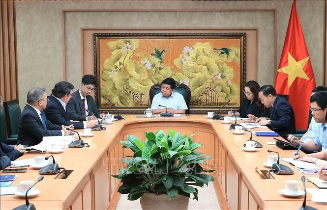 Le vice-Premier ministre vietnamien Nguyên Chi Dung reçoit Danel C. Aboitiz, PDG du groupe philippin Aboitiz Power. Photo : VNA.