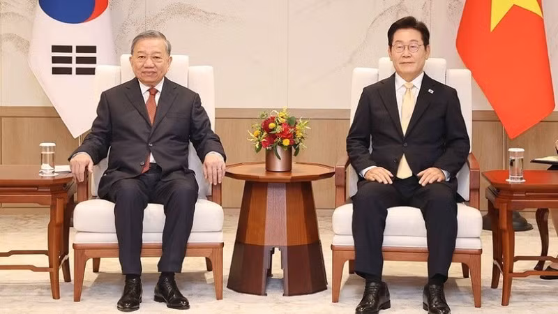 Le secrétaire général du Parti communiste du Vietnam, To Lam (à gauche) et le président sud-coréen Lee Jae Myung. Photo : NDEL.