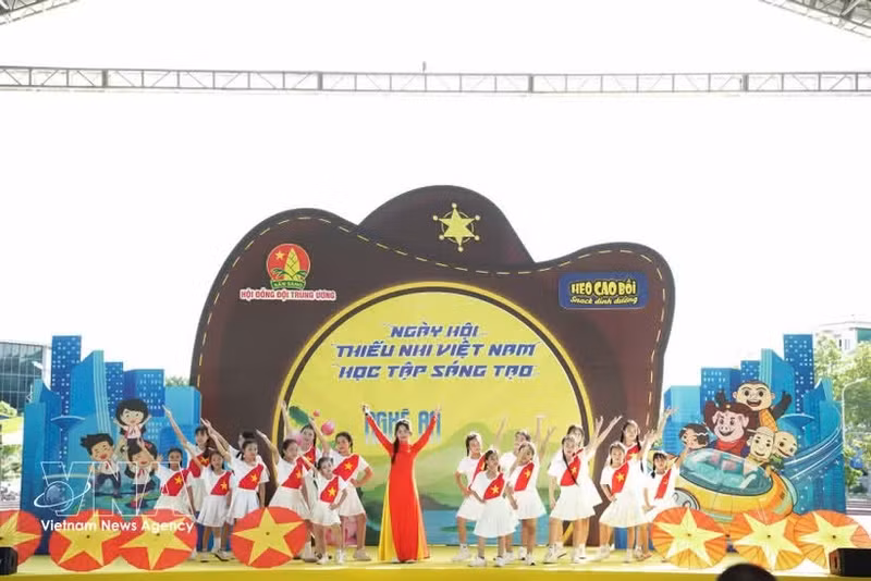Des étudiants se produisent musicalement lors de la journée « Les enfants vietnamiens – Apprendre et innover ». Photo : VNA.