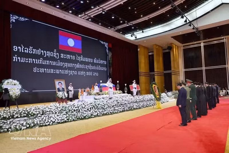 Le président de l’Assemblée nationale vietnamienne Tran Thanh Man et une haute délégation vietnamienne rendent hommage à Vientiane au défunt président de l’Assemblée nationale lao Xaysomphone Phomvihane. Photo : VNA.
