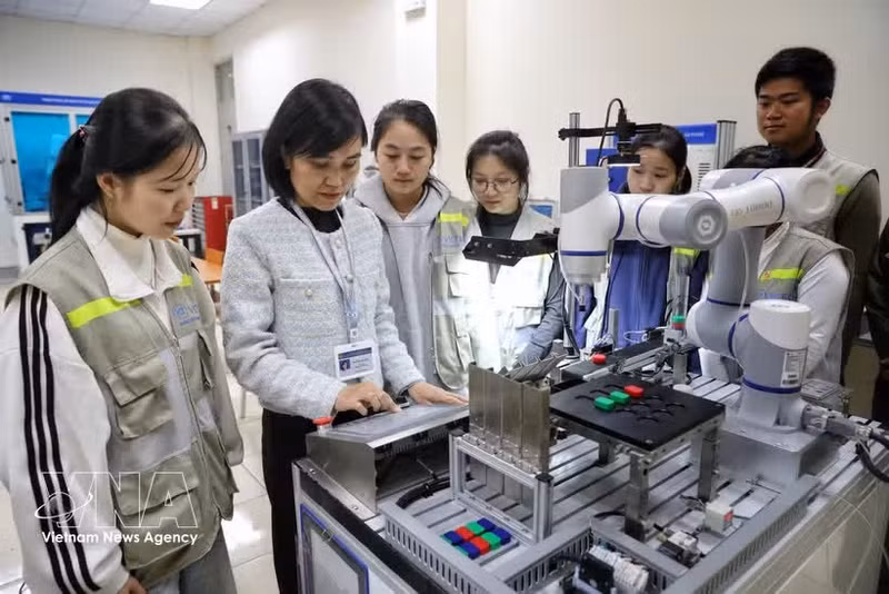 Étudiants en stage de programmation de microcontrôleurs à l'Institut de technologie Vietnam-République de Corée de Bac Giang. Photo : VNA.