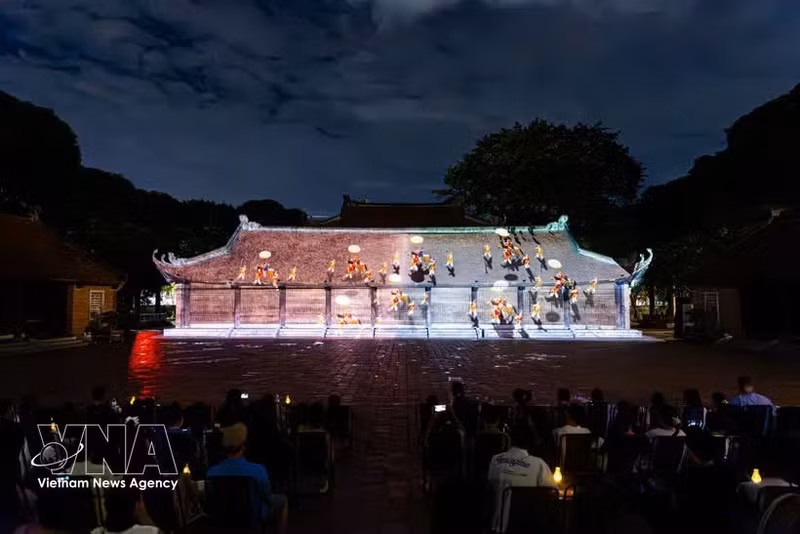 Une projection cartographique 3D moderne sur l’architecture ancienne du Temple de la Littérature retrace le parcours intellectuel vietnamien devant un large public. Photo : VNA.