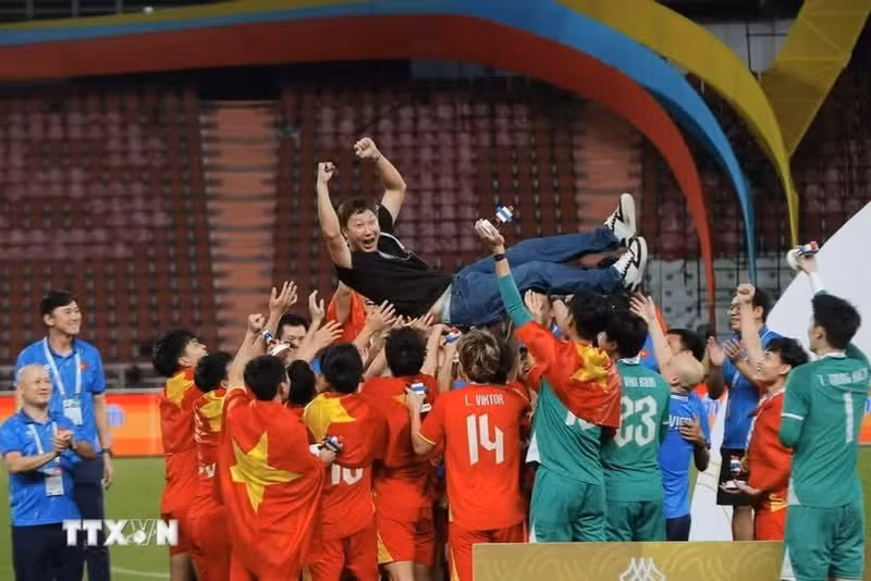 L’entraîneur Kim Sang-sik établit un record inédit. Photo : VNA.
