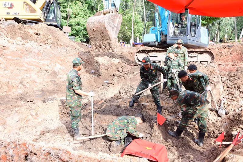 Les forces mobilisées poursuivent l’excavation et l’évacuation d’environ 250 m³ de terre, tout en élargissant le périmètre des recherches. Photo : Commandement militaire de Hô Chi Minh-Ville.