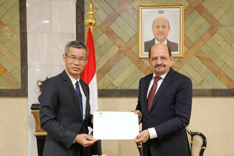 L’ambassadeur du Vietnam en Arabie saoudite et au Yémen, Hoang Huu Anh, présente la copie figurée de ses lettres de créance au ministre yéménite des Affaires étrangères, Dr Shaya Mohsin Zindani. Photo : Ambassade du Vietnam en Arabie saoudite.