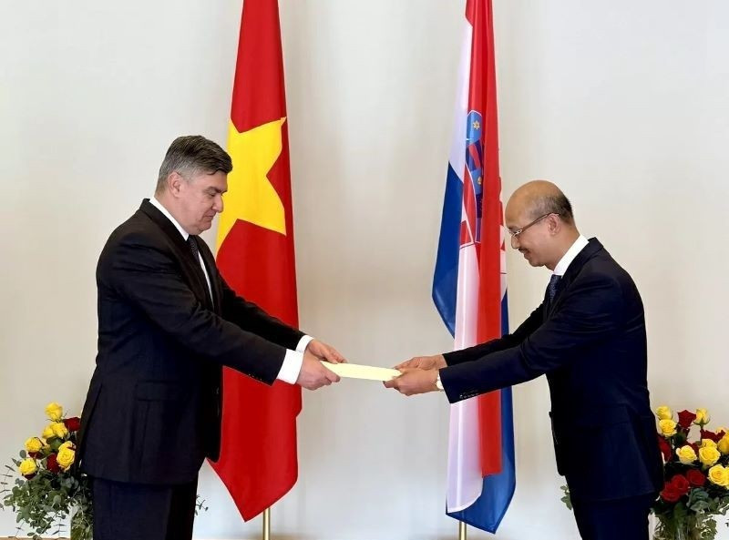 L'ambassadeur du Vietnam en Croatie, Bui Le Thai, présente les lettres de créance du président de la République socialiste du Vietnam Luong Cuong au président de la République de Croatie, Zoran Milanovic. Photo : Ambassade du Vietnam en Croatie.