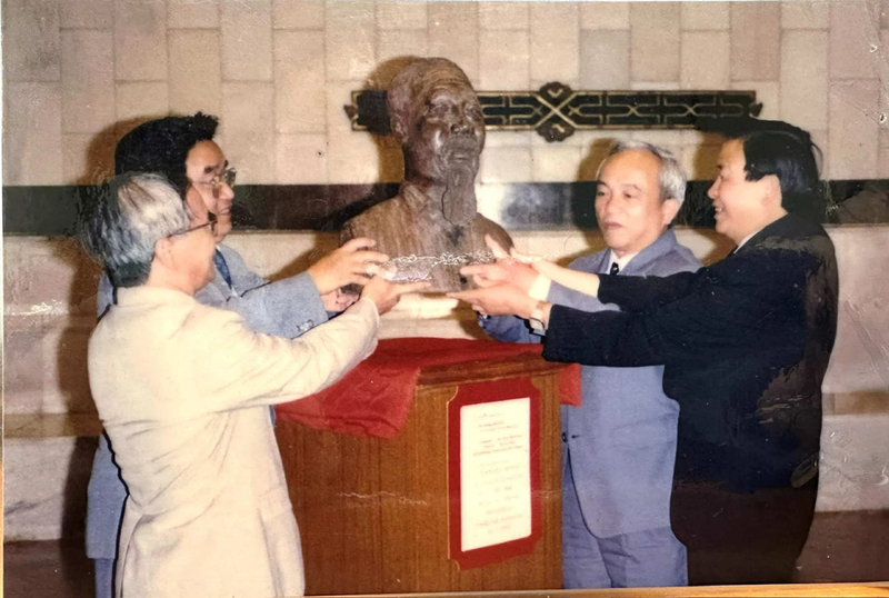Au terme d’un long parcours, le buste du Président Hô Chi Minh, sculpté par un célèbre artiste congolais, a été installé au Musée Hô Chi Minh, près du Mausolée du Président, le 2 janvier 1996. Photo fournie par l’ambassadeur Tran Tam Giap.