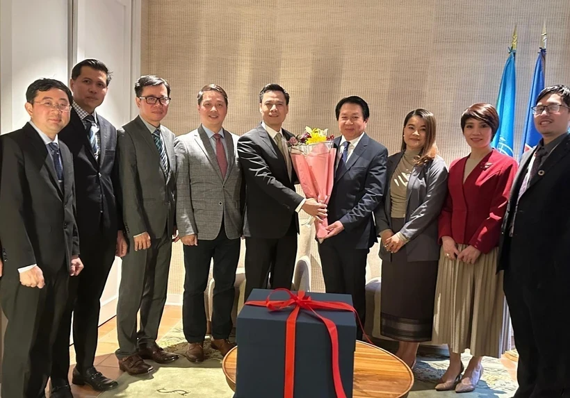 L'ambassadeur Dang Hoang Giang, chef de la Mission permanente du Vietnam auprès de l’ONU (5e de gauche) félicite la Mission permanente du Laos à l'occasion de son Nouvel An traditionnel. Photo : VNA.