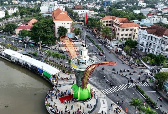 Le pont Ba Son à Hô Chi Minh-Ville relie le centre-ville à la zone urbaine de Thu Thiêm. Photo : VNA.