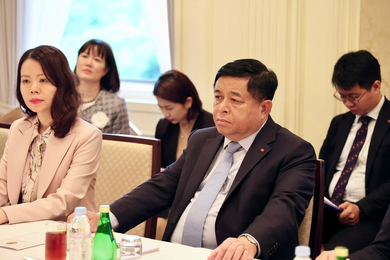 Le vice-Premier ministre Nguyen Chi Dung a souligné : « Les dirigeants vietnamiens accueillent très favorablement les projets du groupe SK et confirment que SK est un partenaire stratégique et important du Vietnam ». Photo : VGP. 