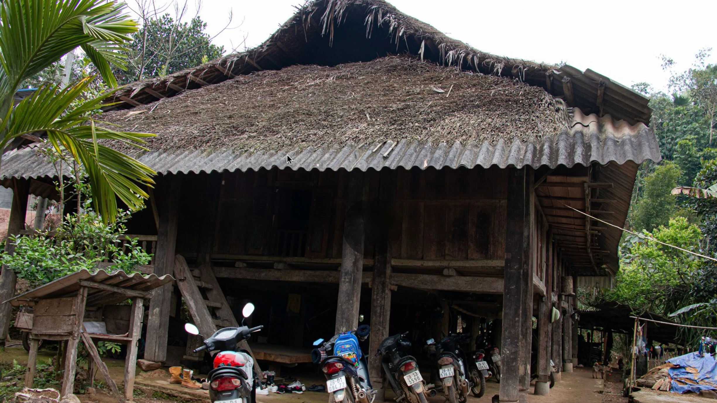La maison sur pilotis vielle de plus de 30 ans dans la commune de Giap Dat, district de Dà Bac. Photo : nhandan.vn