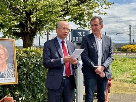 L'ambassadeur du Vietnam en France Dinh Toàn Thang (à gauche) lors de la cérémonie. Photo: VNA