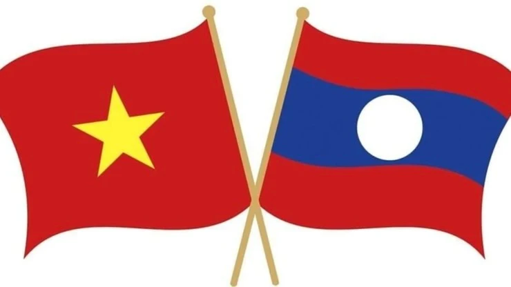 Les drapeaux du Vietnam et du Laos. Photo : NDEL.