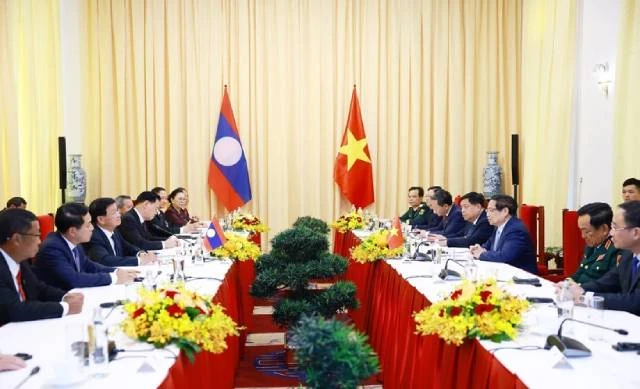 La réunion entre le Premier ministre vietnamien Pham Minh Chinh et le secrétaire général du Parti populaire révolutionnaire lao (PLR) et président Thongloun Sisoulith. Photo : VNA.