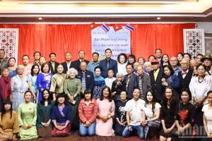 L’ambassadeur du Viet Nam en Thaïlande, Pham Viet Hung, rencontre le comité exécutif de l’Association des Vietnamiens de Chiang Mai ainsi que plus de 120 Vietnamiens résidant en Thaïlande, le 27 novembre 2025. Photo : Nhân Dân.