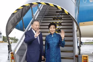 Le secrétaire général du Parti communiste du Vietnam et président de la République, To Lam, et son épouse quittent Manille, concluant avec succès leur visite d’État aux Philippines. Photo : VNA.