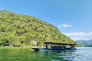 Le lac Ba Be, un “paradis vert” au cœur des montagnes