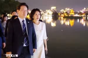 [En images] Le président sud-coréen et son épouse se promènent autour du lac Hoan Kiem