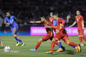 Match de football international entre la sélection vietnamienne (en rouge) et l’équipe indienne (en bleu), le 27 septembre 2022, au stade Thong Nhat à Hô Chi Minh-Ville. Photo : VNA.