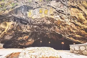 La grotte Tram où le Président Hô Chi Minh récita un poème de vœux adressé à la population en 1947. 