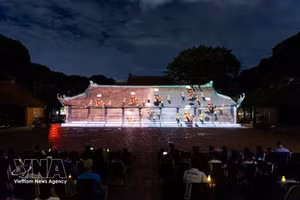 Une projection cartographique 3D moderne sur l’architecture ancienne du Temple de la Littérature retrace le parcours intellectuel vietnamien devant un large public. Photo : VNA.