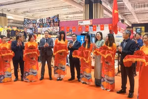 Inauguration de l'Espace Vietnam à la Foire de Paris. Photo : Nhân Dân.