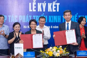 Les représentants des deux parties lors de la cérémonie de signature de l’accord de coopération pour le développement de l’économie du sport au Vietnam.