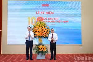 Nguyen Long Hai, secrétaire adjoint permanent du Comité du Parti des organes centraux du Parti, offre des fleurs de félicitations au journal Nhân Dân à l’occasion du 101ᵉ anniversaire de la Journée de la Presse révolutionnaire vietnamienne.