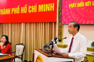Huynh Thanh Nhan, vice-président du Conseil populaire de Ho Chi Minh-Ville et vice-président du Comité électoral municipal s’exprime lors de la conférence. Photo : Nhân Dân.