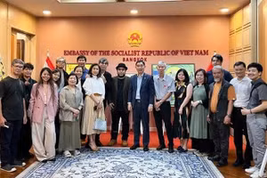 L’ambassadeur du Vietnam en Thaïlande, Pham Viet Hung, et les peintres des deux pays lors du programme. Photo : Ambassade du Vietnam en Thaïlande.