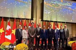 L'ambassadeur du Vietnam au Canada, Pham Vinh Quang, et les responsables canadiens lors de la célébration du 80e anniversaire de la Fête nationale du Vietnam, organisée à Ottawa. Photo : VNA.