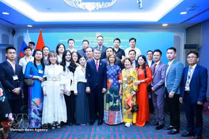 Le Premier ministre Le Minh Hung rencontre la communauté vietnamienne en Russie. Photo : VNA.