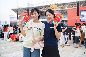 [Photo] Des milliers de spectateurs attendent le concert Am vang To quoc
