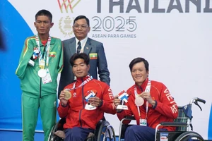 Le nageur Do Thanh Hai (au centre) remporte la médaille d'or et Pham Tuan Hung (premier à droite) la médaille de bronze au 50 m brasse messieurs SB6. Photo : VNA.