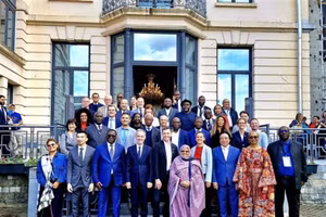 Les délégués participant à la 107e réunion du Bureau de l’Association internationale des maires francophones (AIMF). Photo : VNA.