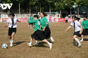 Un duel pour le ballon lors du match d’ouverture. Photo : VOV.