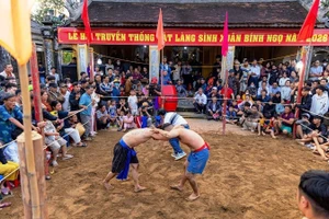Le festival traditionnel de lutte du village de Sinh s’ouvre dès l’aube du 10e jour du Nouvel An lunaire.