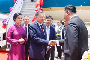 Le secrétaire général du Parti et président de la République To Lam et son épouse sont arrivés dans l’après-midi du 27 mai à l’aéroport international d’Udon Thani, entamant une visite officielle en Thaïlande du 27 au 29 mai. Photo : VNA.