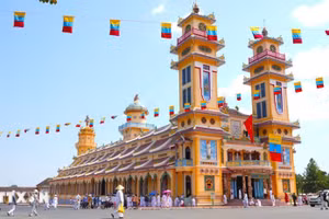 Le Saint-Siège caodaïste de Tay Ninh, emblème de l’architecture spirituelle du Sud-Ouest