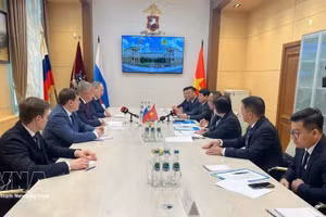 Le général de division Nguyen Thanh Tung rencontre les responsables de la Direction générale des Affaires intérieures de la ville de Moscou. Photo : VNA.