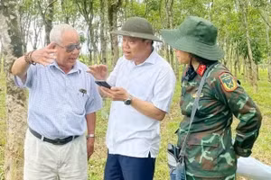 Le vice-président du Comité populaire de la province de Quang Tri, Le Duc Tien (au centre), échange avec un témoin sur les lieux. Photo : Lam Quang Huy.