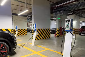 Bornes de recharge pour véhicules électriques de VinFast dans l’enceinte d’un immeuble résidentiel. Photo : VnEconomy.