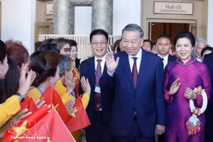 Le secrétaire général du Parti communiste du Vietnam (PCV) et président du Vietnam, To Lam, rencontre la communauté vietnamienne en Thaïlande. Photo : VNA.