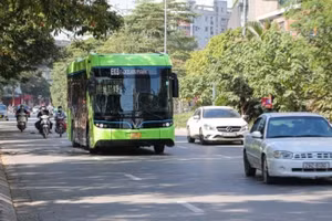 Hanoï propose une feuille de route pour convertir l'intégralité de sa flotte de bus aux énergies propres d'ici 2030. Photo : NDEL.