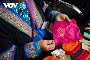 Peinture à la cire d’abeille : un héritage culturel des femmes H'Mong