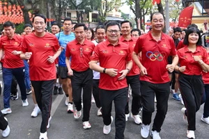 [En images] À Hanoï, la course olympique rassemble des milliers de participants