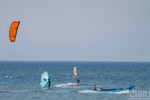 [Photo] Da Nang : la danse éclatante du vent sur les vagues de Hoi An