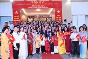 [En images] Élections législatives : le Premier ministre Pham Minh Chinh vote dans le quartier de Tay Ho à Hanoï