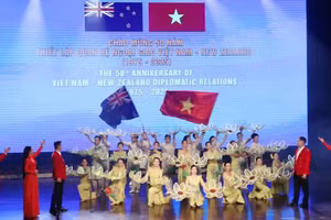 Un numéro artistique lors de la cérémonie marquant le 50e anniversaire de l’établissement des relations diplomatiques Vietnam–Nouvelle-Zélande (1975-2025), à Hô Chi Minh-Ville, le 28 novembre 2025. Photo : VNA.