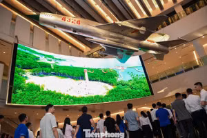 Les délégués du XIIIe Congrès national de la jeunesse visitent le Musée d'histoire militaire du Vietnam